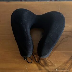 Travel neck pillow